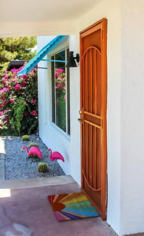 Newly Remodeled Midcentury Pink Flamingo Casa (40)